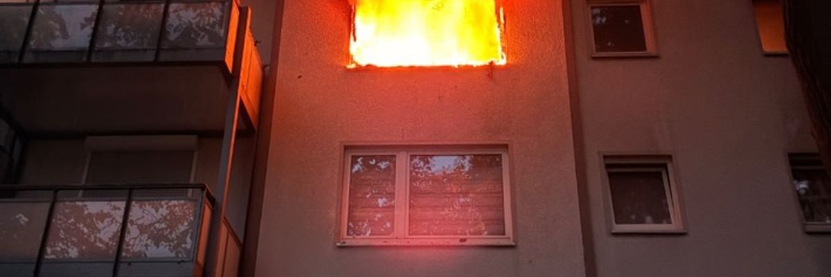 FW Lehrte: Wohnung in Lehrte brennt komplett aus