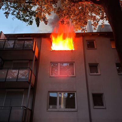 FW Lehrte: Wohnung in Lehrte brennt komplett aus