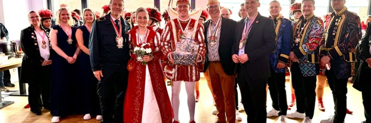 FW Ratingen: Prinzenpaare zu Besuch bei der Feuerwehr Feuerwehr Ratingen