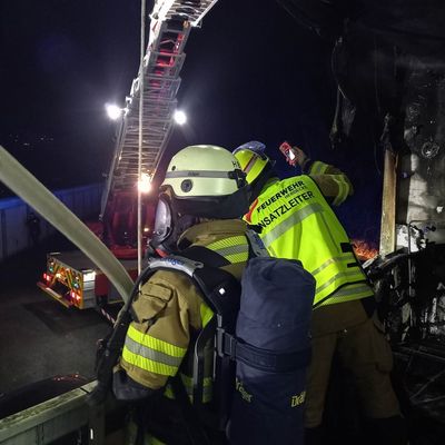 FW-EN: Intensiver Start ins neue Jahr - Balkonbrand mit Großeinsatz in der Berliner Straße