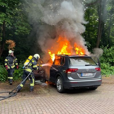 FW-AUR: Flammen schlugen aus Motorraum