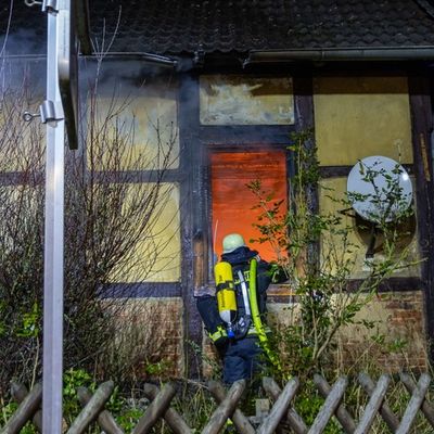 FW Porta Westfalica: 04.12.2025 - Wohnungsbrand in Eisbergen / 1 Person verstorben