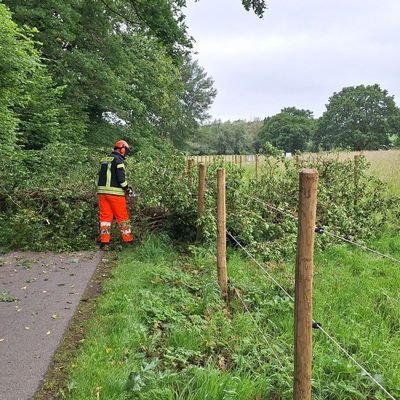 FW Sonsbeck: Zwei Einsätze: Sturmschaden und Verkehrsunfall auf der A57