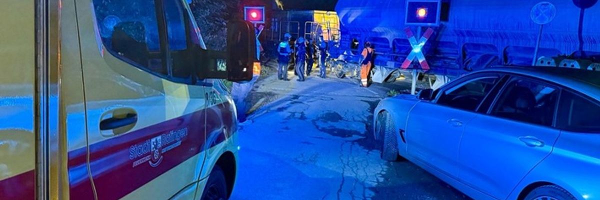 FW Ratingen: Verkehrsunfall auf dem Bahnübergang Auermühle: PKW von Bahn erfasst