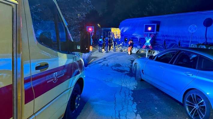 FW Ratingen: Verkehrsunfall auf dem Bahnübergang Auermühle: PKW von Bahn erfasst