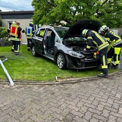 FW-Schermbeck: PKW rückwärts in Garten