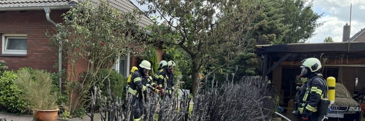 FW-AUR: Gebüschfeuer greift auf Unterstand über