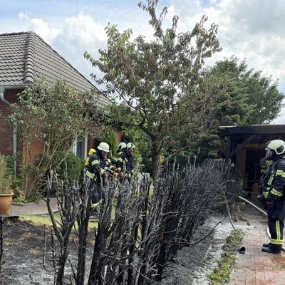 FW-AUR: Gebüschfeuer greift auf Unterstand über