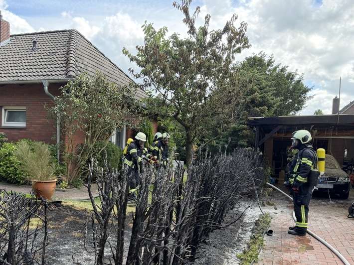 FW-AUR: Gebüschfeuer greift auf Unterstand über