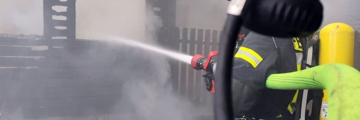 FW Lüchow-Dannenberg: +++ Großeinsatz der Feuerwehren in Lüchow-Dannenberg +++ Wohnhaus aus Holz brennt am Gründonnerstag vollständig aus +++