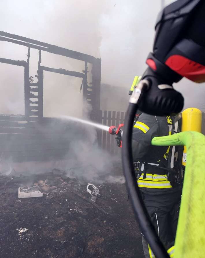 FW Lüchow-Dannenberg: +++ Großeinsatz der Feuerwehren in Lüchow-Dannenberg +++ Wohnhaus aus Holz brennt am Gründonnerstag vollständig aus +++