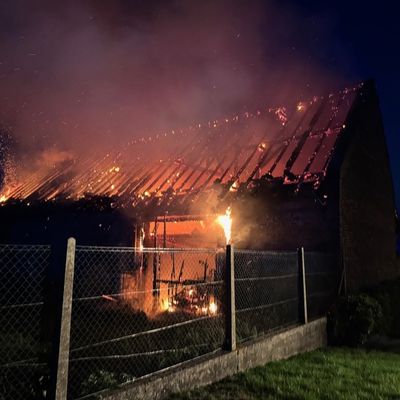 FW Düren: Scheune in Merken steht beim Eintreffen in Vollbrand.