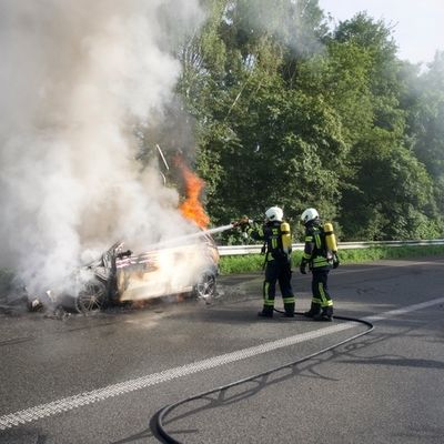 FW Kranenburg: Fahrzeug brennt auf B9 neu vollständig aus