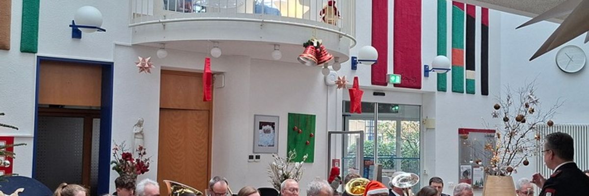 FW Tönisvorst: Musikzug der Freiwilligen Feuerwehr Tönisvorst bringt Weihnachtsfreude ins Altenheim St. Tönis