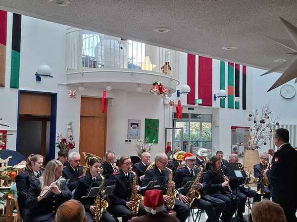 FW Tönisvorst: Musikzug der Freiwilligen Feuerwehr Tönisvorst bringt Weihnachtsfreude ins Altenheim St. Tönis