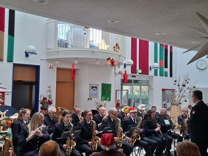 FW Tönisvorst: Musikzug der Freiwilligen Feuerwehr Tönisvorst bringt Weihnachtsfreude ins Altenheim St. Tönis