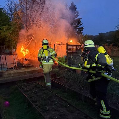FW Königswinter: Gartenhütte brennt in Oberdollendorf
