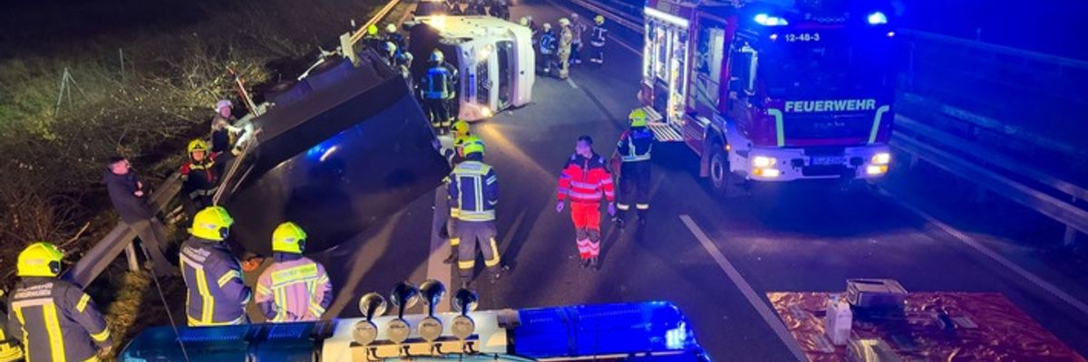 FW-OLL: Verkehrsunfall mit Pferdetransporter auf der A28 - Zwei Pferde erfolgreich gerettet