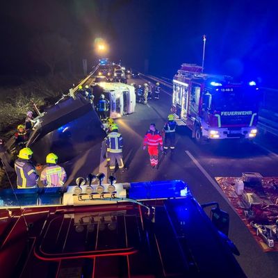 FW-OLL: Verkehrsunfall mit Pferdetransporter auf der A28 - Zwei Pferde erfolgreich gerettet