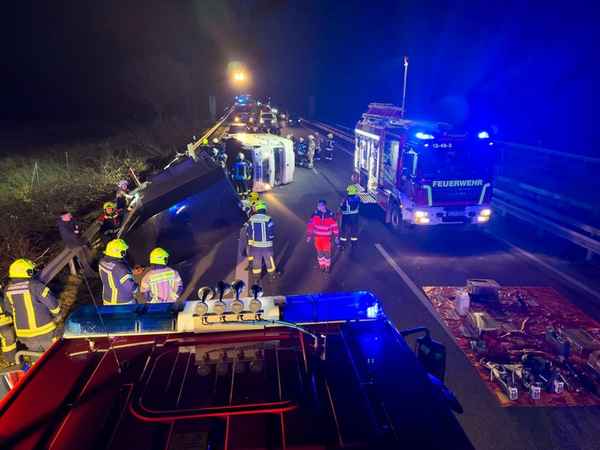 FW-OLL: Verkehrsunfall mit Pferdetransporter auf der A28 - Zwei Pferde erfolgreich gerettet