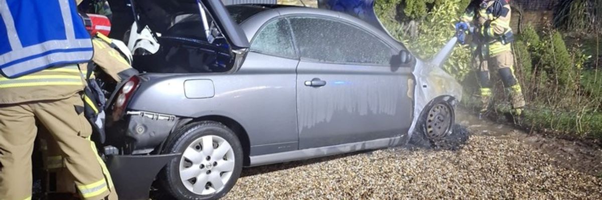 FW Rheurdt: Kleinwagen brennt im Motorraum