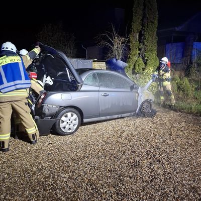 FW Rheurdt: Kleinwagen brennt im Motorraum