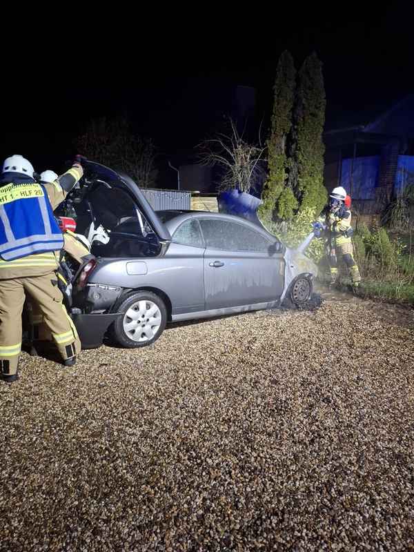FW Rheurdt: Kleinwagen brennt im Motorraum