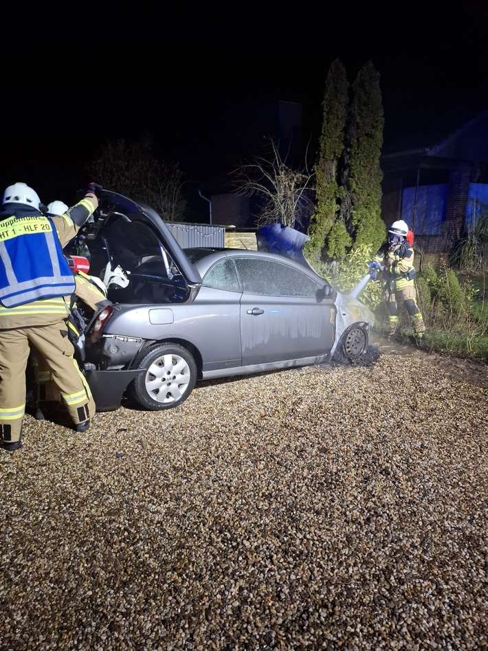 FW Rheurdt: Kleinwagen brennt im Motorraum