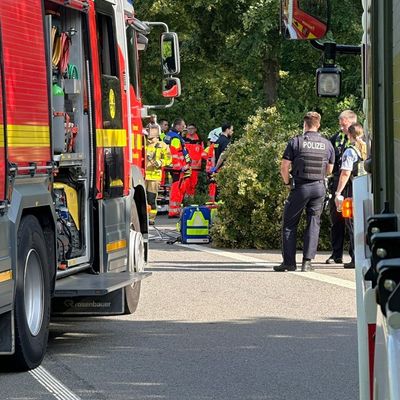 FW Grevenbroich: Feuerwehr Grevenbroich rettet Schwerverletzten aus Autowrack