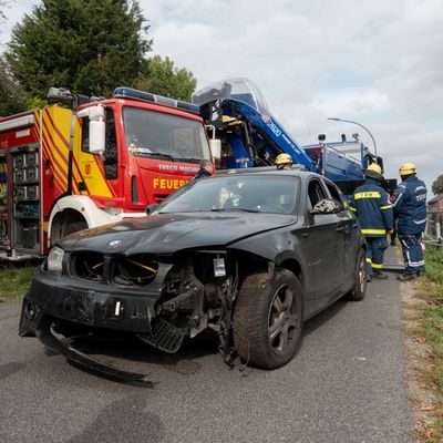 FW-KLE: Verkehrsunfall auf der Johanna-Sebus-Straße - Auto von Böschung geborgen