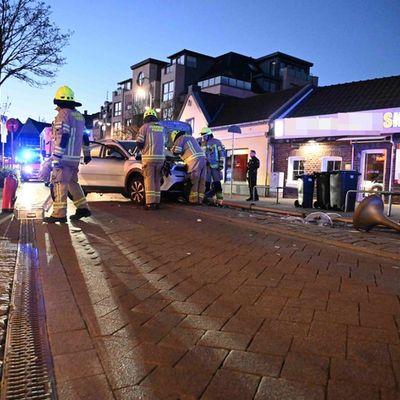 FW Pulheim: PKW kollidiert mit Straßenlaterne