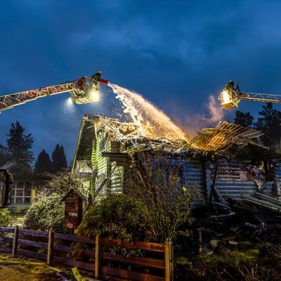 FW Lüchow-Dannenberg: +++ Einsatzreiche Silvesternacht für die Feuerwehren in Lüchow-Dannenberg +++ Wohnhäuser in Gefahr +++ Wohnhaus in Zernien unbewohnbar +++ Feuerwehr bis in die Mittagsstunden im Einsatz +++
