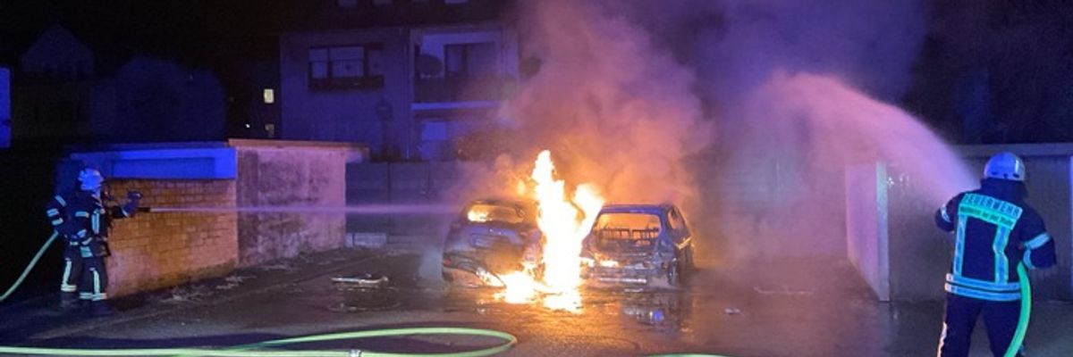 FW-MH: Brennende PKW und Brand in einem Imbiss