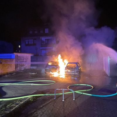 FW-MH: Brennende PKW und Brand in einem Imbiss