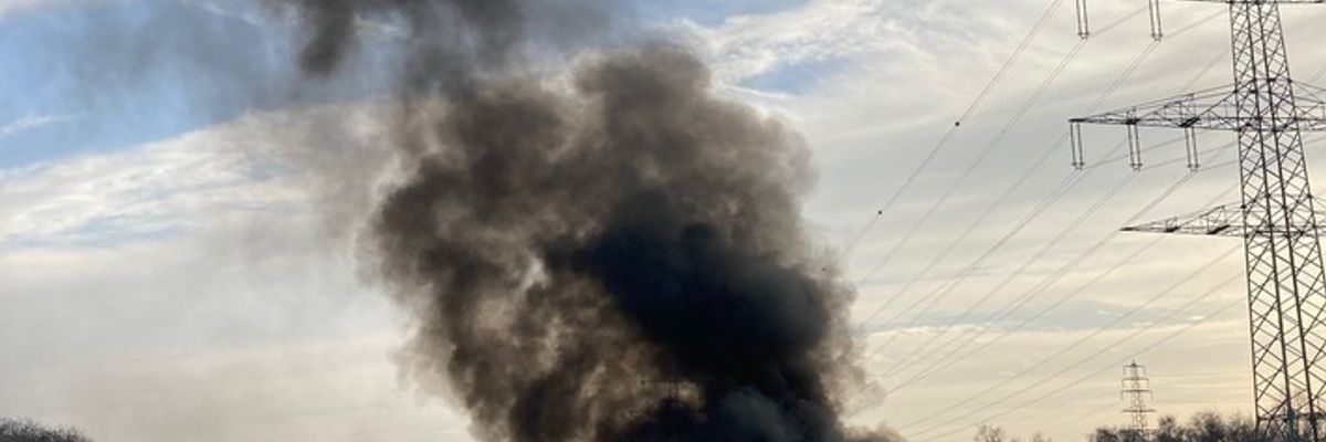 FW-OB: PKW-Brand auf der A42 sorgt für Verkehrsbehinderungen