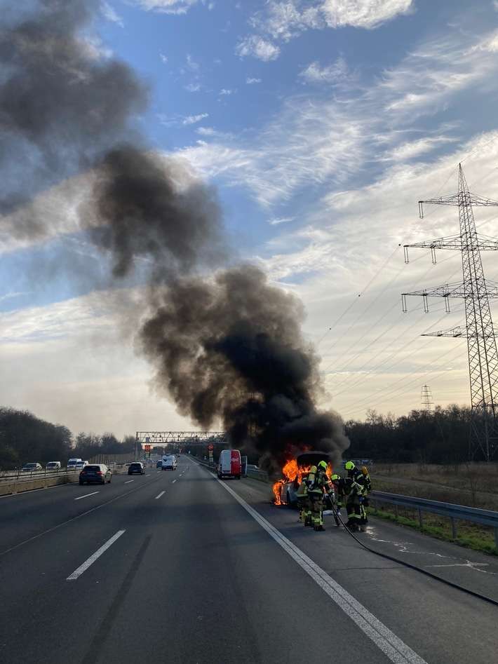 FW-OB: PKW-Brand auf der A42 sorgt für Verkehrsbehinderungen