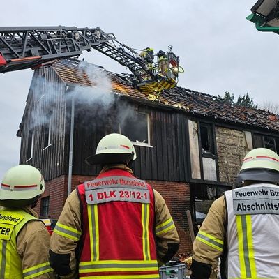 FW Burscheid: Fachwerkhaus bei Brand zerstört