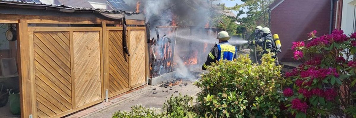 FW Geestland: Vollbrand eines Gartenhauses in Langen - Feuerwehr verhindert Brandausbreitung
