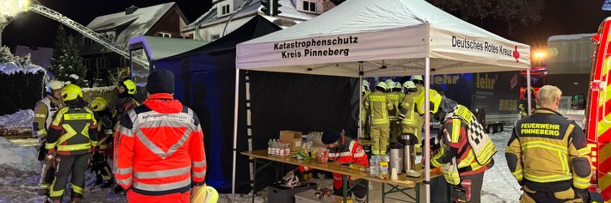 FW-PI: Großbrand in Mehrfamilienhaus - umfangreicher Feuerwehreinsatz in Rellingen