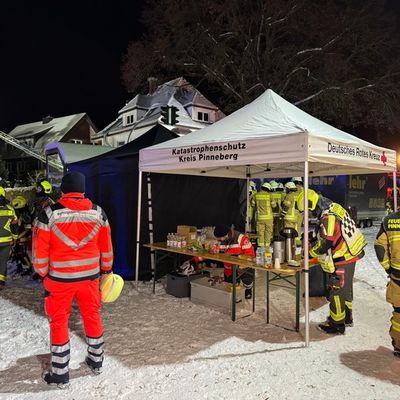FW-PI: Großbrand in Mehrfamilienhaus - umfangreicher Feuerwehreinsatz in Rellingen
