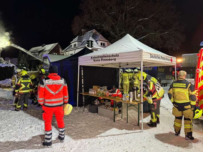 FW-PI: Großbrand in Mehrfamilienhaus - umfangreicher Feuerwehreinsatz in Rellingen