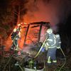FW Dinslaken: Feuer zerstört zwei Gartenlauben