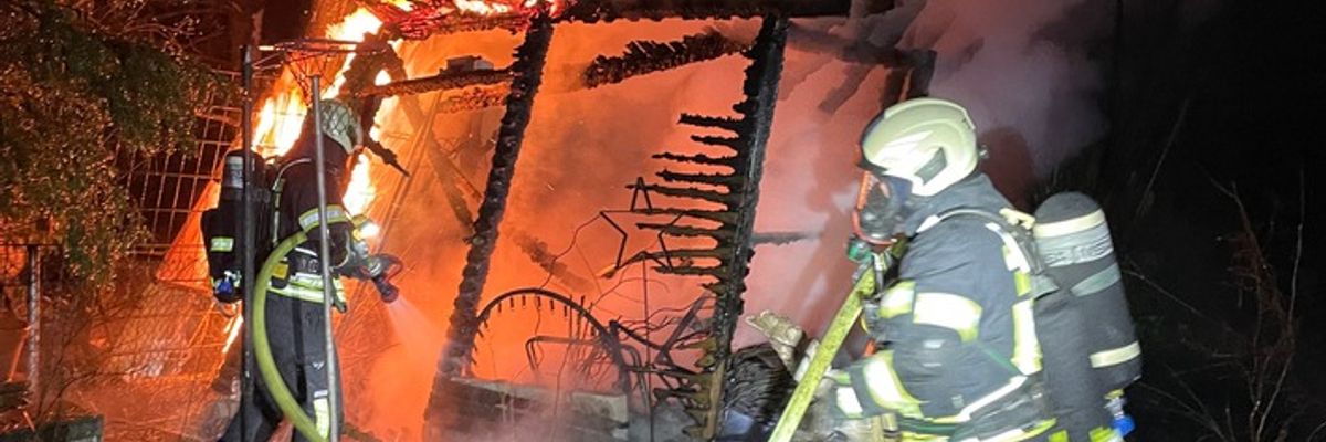 FW Dinslaken: Feuer zerstört zwei Gartenlauben