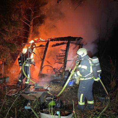 FW Dinslaken: Feuer zerstört zwei Gartenlauben