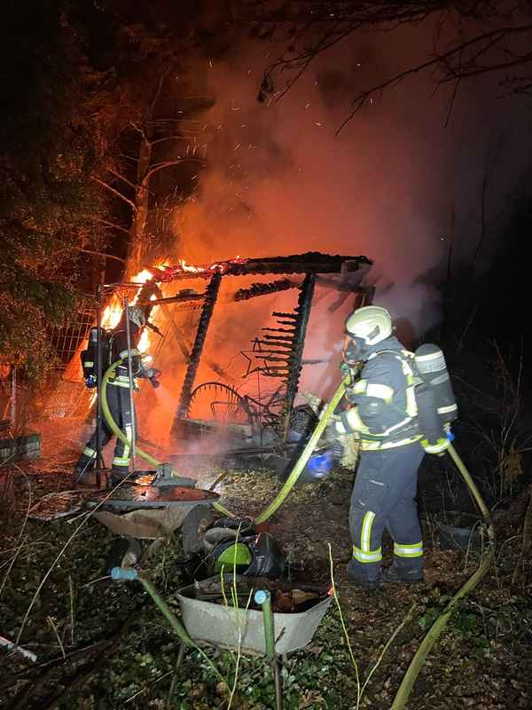 FW Dinslaken: Feuer zerstört zwei Gartenlauben