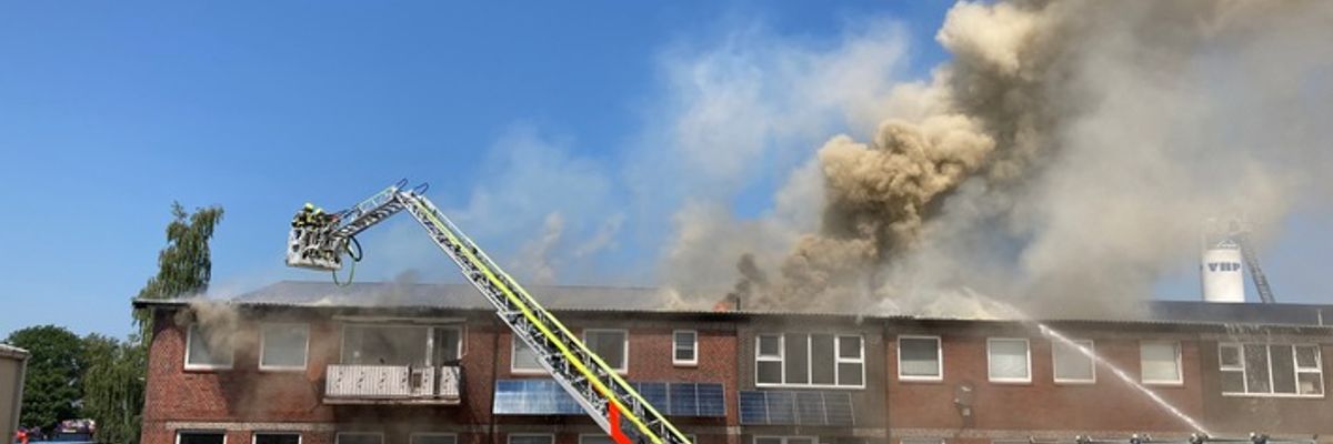FW-PI: Folgemeldung: Über 300 Einsatzkräfte bekämpfen Großfeuer in einem Gewerbegebiet