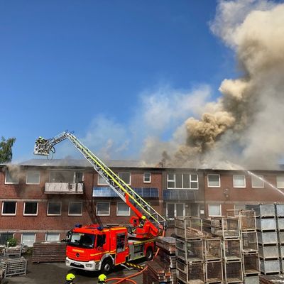 FW-PI: Folgemeldung: Über 300 Einsatzkräfte bekämpfen Großfeuer in einem Gewerbegebiet