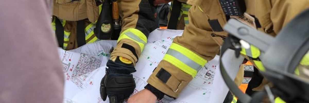 FW Bremerhaven: Schiffsbrandbekämpfungsübung auf der Nordsee