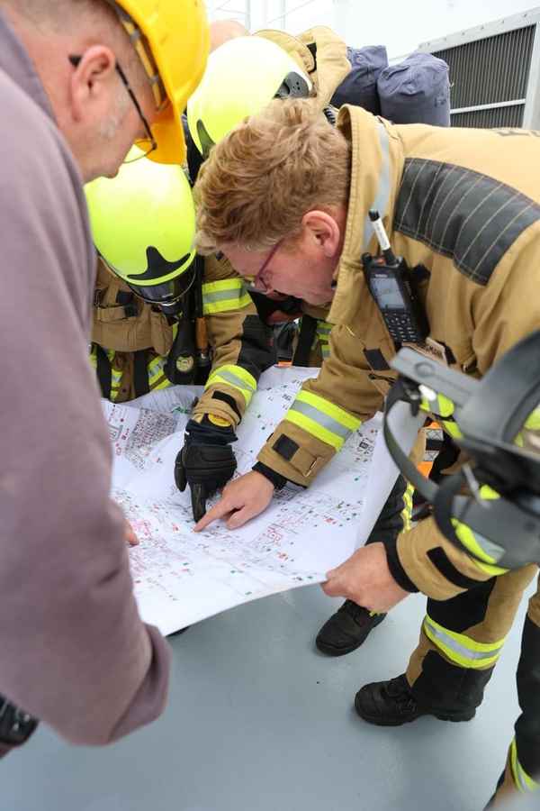 FW Bremerhaven: Schiffsbrandbekämpfungsübung auf der Nordsee