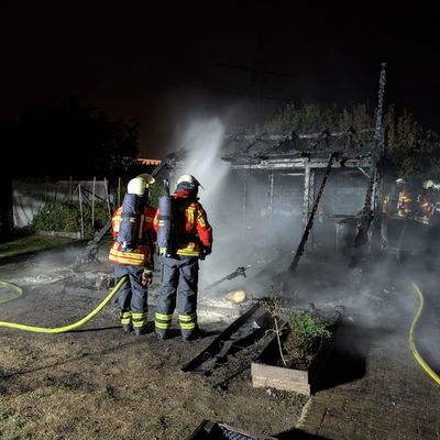 Feuerwehr Weil: Gartenhüttenbrand in Weil am Rhein, Ortsteil Haltingen